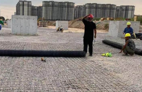牡丹土工格栅铺设前地基要怎么处理？